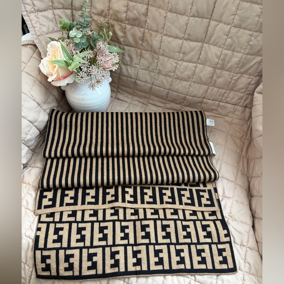 🩷Stunning Fendi Zucca Scarf.❤️Authentic and 99% new. - Picture 3 of 12